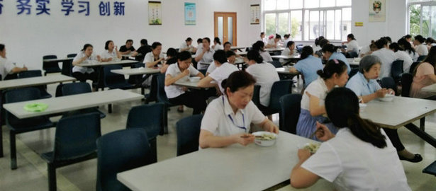 劉潭服裝夏至日為全體員工安可鮮美餛飩